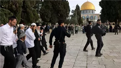 الاحتلال يقتحم المسجد الأقصى في أول أيام رمضان ويجبر الفلسطينيين على الخروج