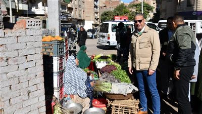 محافظ الفيوم يتابع توافر السلع بأسواق الخضر والفاكهة وحالة النظافة العامة بالشوارع