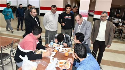 نائب رئيس جامعة القناة يتفقد مطعمي المدن الجامعية عقب افتتاحهما (صور) 