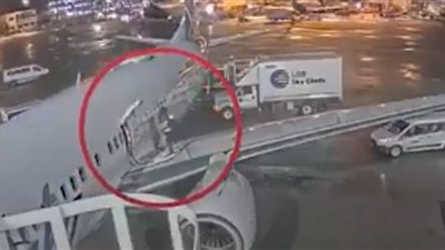 سيدة تفتح باب الطوارئ في الطائرة وتسير على الجناح بواشنطن