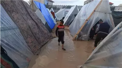غرق المئات من خيام النزوح في غزة بسبب الأمطار (فيديو) 