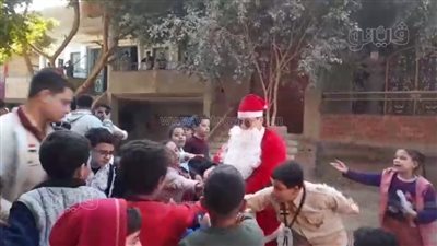 بابا نويل يوزع الهدايا على أطفال المنيا احتفالًا بعيد الميلاد المجيد (فيديو)