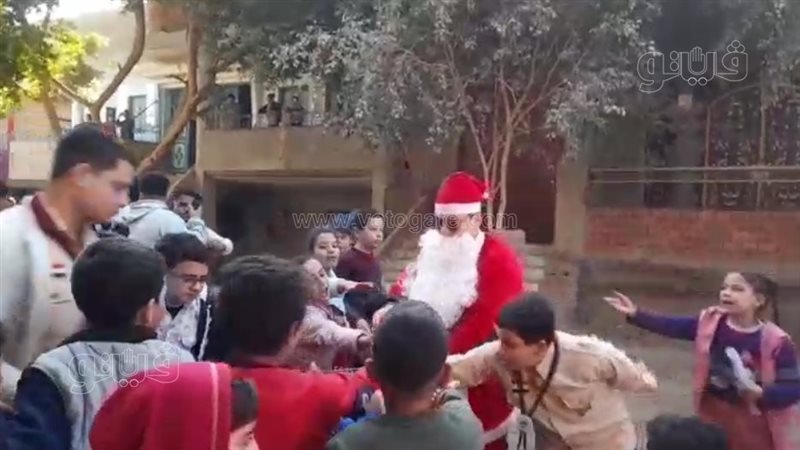 بابا نويل يوزع الهدايا