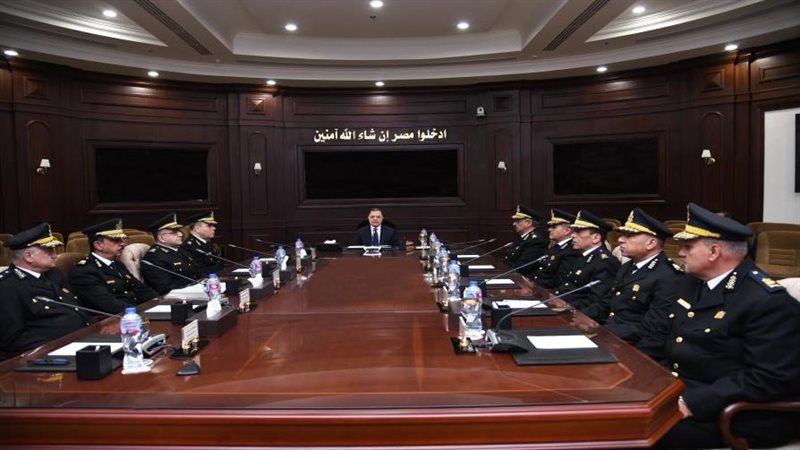 وزير الداخلية يعقد
