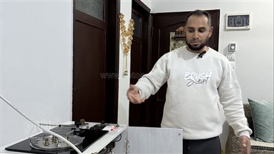 صاحب فكرة تشغيل البوتاجاز بالماء بدلا من الوقود يجري تجربة عملية لاختراعه (فيديو)