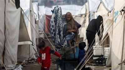 الدفاع المدني بغزة: تلقينا مئات الاستغاثات من نازحين غمرت الأمطار خيامهم (صور)