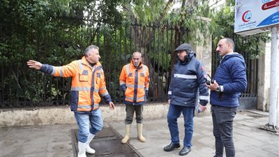 رئيس صرف الإسكندرية يتفقد أعمال رفع مياه الأمطار من الشوارع (صور)