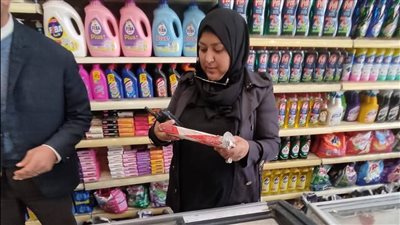 ضبط 23 كيلو بسطرمة مجهولة المصدر وإعدام مواد غذائية فاسدة بدمياط