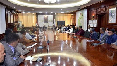 محافظ الأقصر يستقبل رؤساء المدن والقرى لبحث مستجدات منظومة التقنين