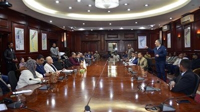 محافظ الأقصر يبحث سيناريو أزمات بقعة زيت عند مآخذ المياه وكيفية التصرف