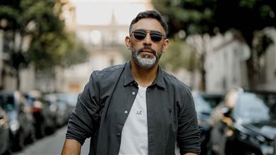 عيد ميلاد عمرو مصطفى، لحن قصائد مادة اللغة العربية في صغره وبدأ ملحنًا ثم تألق بعالم الغناء