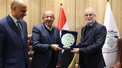 محافظ بغداد يكرم الفنان لطفى لبيب ويمنحه درع الإبداع(صور)