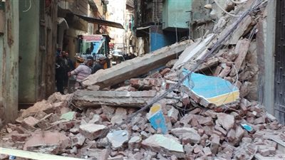 نوة عيد الميلاد تتسبب في انهيار عقار قديم بالإسكندرية (صور)