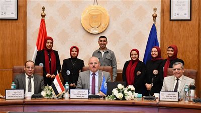 طلاب جامعة القناة يحتفلون بالعام الجديد بتوزيع هدايا على المجلس (صور) 