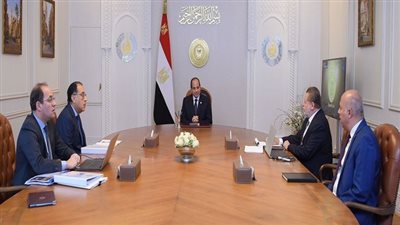 السيسي يجتمع برئيس الحكومة ومحافظ البنك المركزي ووزير المالية