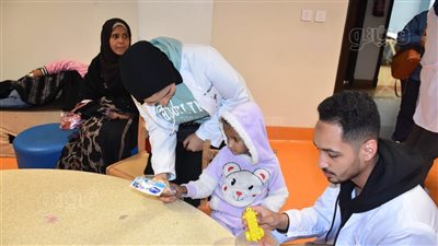 طلاب طب الأقصر يدعمون مرضى مستشفى الأورام (صور)