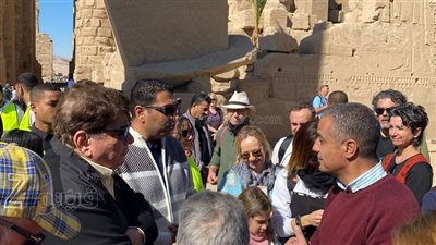 احتفالا برأس السنة، نائب محافظ الأقصر يوزع الهدايا والحلوى على السياح بمعبد الكرنك (صور)