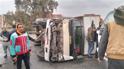 بسبب الطقس السيئ، انقلاب سيارة نقل بطريق القاهرة - الإسكندرية الزراعي (صور)
