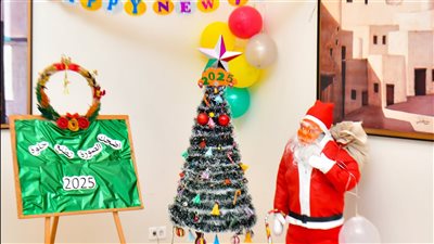 وزارة البيئة تحتفل برأس السنة 2025 بشجرة كريسماس من مواد معاد تدويرها