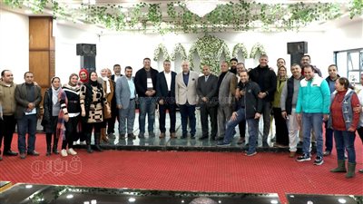 محافظ بني سويف يكرم موظفَيْن بالديوان العام لبلوغهما سن المعاش (صور)