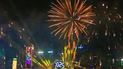 هونج كونج تستقبل العام الميلادي الجديد بالاحتفالات والألعاب النارية (فيديو)