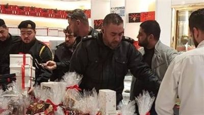السلطات الليبية في طرابلس تهاجم المحال لمصادرة حلويات رأس السنة وأشجار الكريسماس (صور)