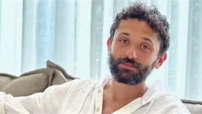 كريم محمود عبد العزيز يروي كواليس كوميدية عن عمله مع والده (فيديو)