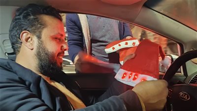 إقبال على شراء كاب بابا نويل بشوارع المنصورة احتفالا بالكريسماس (صور) 