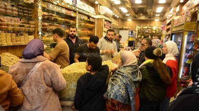 زحام مروري وإقبال على محلات التسالي، أهالي المعادي يحتفلون بليلة رأس السنة (صور وفيديو) 