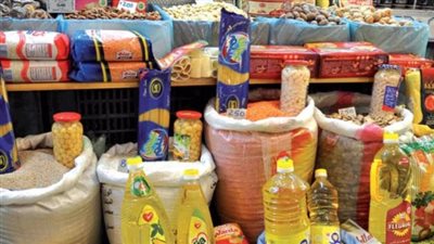 منها الدواجن والزيت والدقيق، العام الجديد يفتتح أول أيامه بارتفاع 5 سلع غذائية في الأسواق، تعرف على التفاصيل