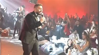 معلمين، تامر حسني يشعل حماس جمهوره بحفل دبي مع نانسي عجرم (فيديو)