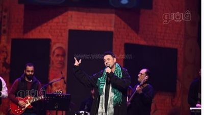 ريحة التسعينات، مصطفى قمر يتألق بأغاني الزمن الجميل في حفل رأس السنة بمسرح البالون (فيديو)