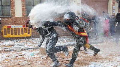 تراشق بالبيض والطحين، طريقة غريبة لاحتفالات الإسبان بآخر أيام العام (صور)