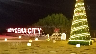 إهداء من مطرانية الأرثوذكس، أهالي قنا يحتفلون بالعام الجديد بأطول شجرة كريسماس (فيديو وصور)