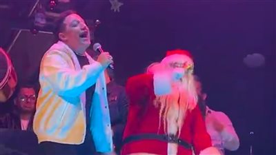 بعد وعكته الصحية، وصلة رقص لـ رضا البحراوي مع بابا نويل في حفل رأس السنة (فيديو) 