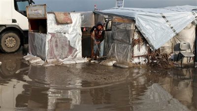 الدفاع المدني بغزة: 1542 خيمة للنازحين في القطاع غمرتها مياه الأمطار خلال يومين
