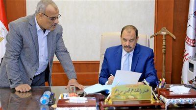 محافظ سوهاج يعتمد ترقية 2109 موظفين بالديوان العام والوحدات المحلية