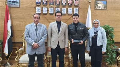 رئيس جامعة بنها يكرم طالب بكلية العلوم لنشر بحث علمي بدار نشر عالمية 