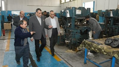 وزير الإنتاج الحربي يتفقد شركة هليوبوليس للصناعات الكيماوية