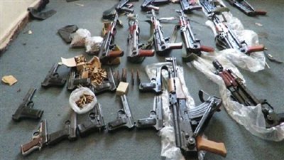 ضبط سيارة محملة بشحنة أسلحة نارية في السويس قبل تهريبها 