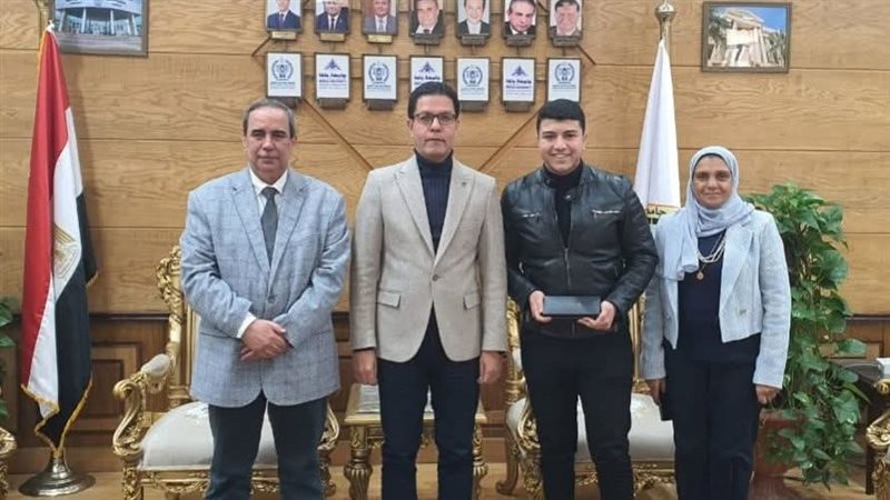 تكريم طالب بجامعة