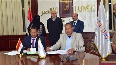 محافظ الأقصر يشهد توقيع عقود المجمعات الصناعية الحرفية بإسنا (صور)