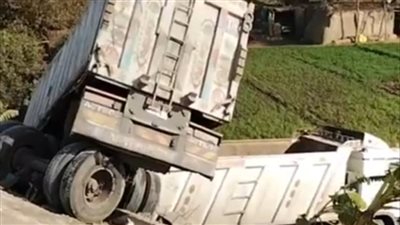 انقلاب سيارة نقل بمقطورة بالطريق الإقليمي بالمنوفية