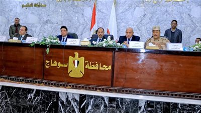 محافظ سوهاج يناقش الملفات الحيوية بالوحدات المحلية