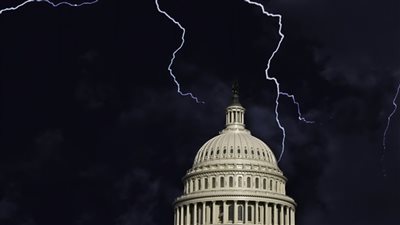 البرق يقطع الكهرباء ويضرب واشنطن عشية رأس السنة