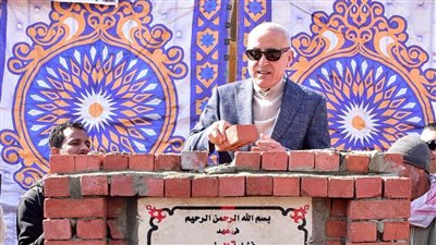 محافظ الأقصر يضع حجر أساس مشروع صرف صحي الروافعة الغربية (صور)