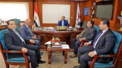 محافظ سوهاج يلتقي وفد الشباب والرياضة لمناقشة عدد من المشروعات الخدمية