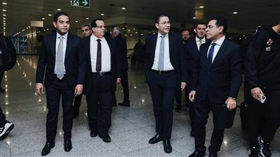 مسئولو السفارة المصرية بالجزائر يستقبلون بعثة الأهلي في المطار 