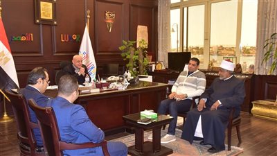 محافظ الأقصر يبحث طلبات المنطقة الأزهرية