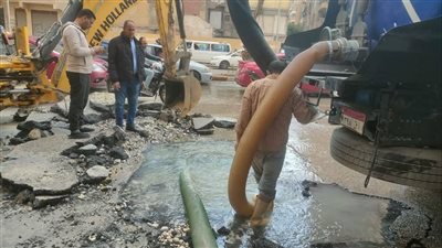 عودة المياه إلى طبيعتها بمنطقة ترسا بالجيزة بعد إصلاح كسر خط مياه